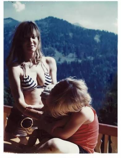 Anita Pallenberg tenant sa fille Angie et accompagnée de son fils Marlon sur le balcon du chalet Pic Vert à Villars-sur-Ollon en juillet 1972